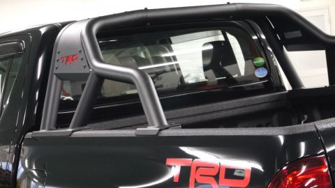 ハイラックス　荷台ベッドライナー塗装　TRDスポーツバー付き　見切りライン　サイド部分